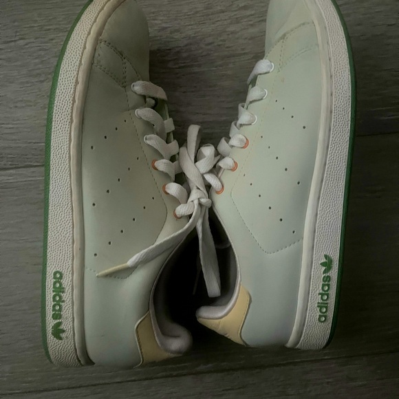 Adidas sneaks - Picture 1 of 4